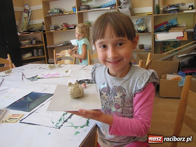 Zdjęcie w galerii na portalu naszraciborz.pl: Eksperymenty w glinie i na szkle. Warsztaty plastyczne w Strzesze wiadomości z regionu