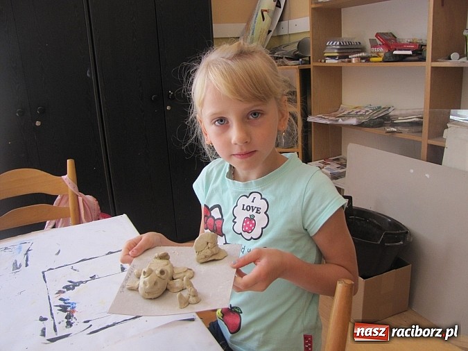 Zdjęcie w galerii na portalu naszraciborz.pl: Eksperymenty w glinie i na szkle. Warsztaty plastyczne w Strzesze wiadomości z regionu