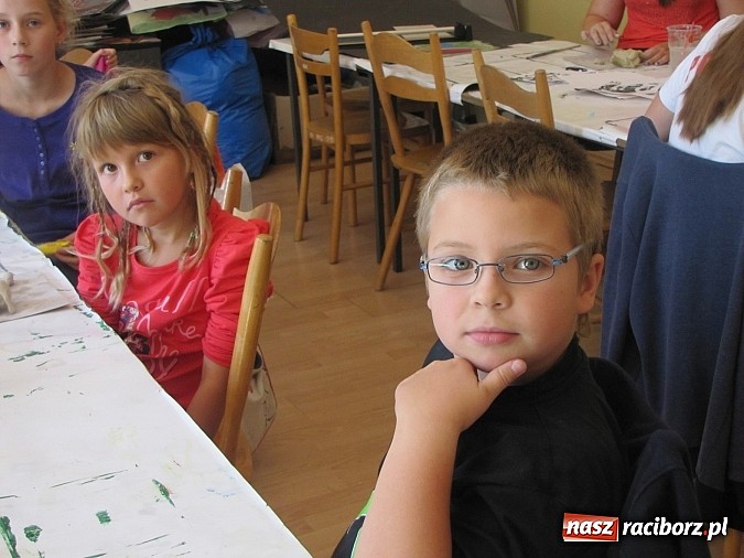 Zdjęcie w galerii na portalu naszraciborz.pl: Eksperymenty w glinie i na szkle. Warsztaty plastyczne w Strzesze wiadomości z regionu