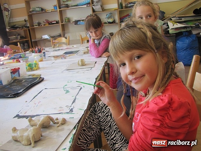 Zdjęcie w galerii na portalu naszraciborz.pl: Eksperymenty w glinie i na szkle. Warsztaty plastyczne w Strzesze wiadomości z regionu