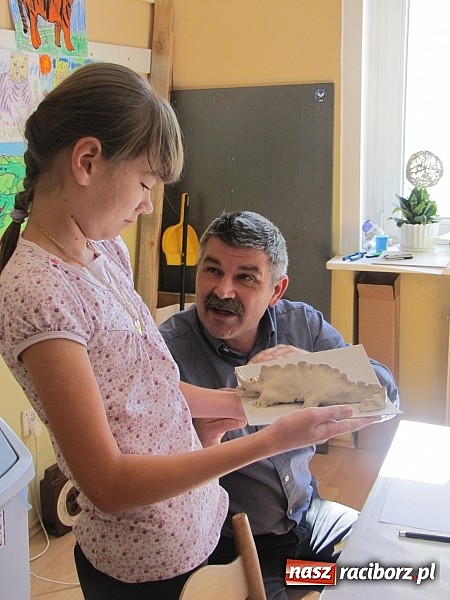 Zdjęcie w galerii na portalu naszraciborz.pl: Eksperymenty w glinie i na szkle. Warsztaty plastyczne w Strzesze wiadomości z regionu