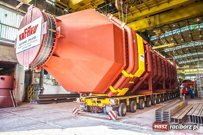 Zdjęcie w galerii na portalu naszraciborz.pl: Potężny transport wielkogabarytowy z Rafako. PKP musiały podnieść przewody trakcyjne wiadomości z regionu