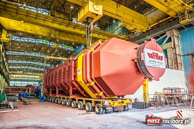 Zdjęcie w galerii na portalu naszraciborz.pl: Potężny transport wielkogabarytowy z Rafako. PKP musiały podnieść przewody trakcyjne wiadomości z regionu