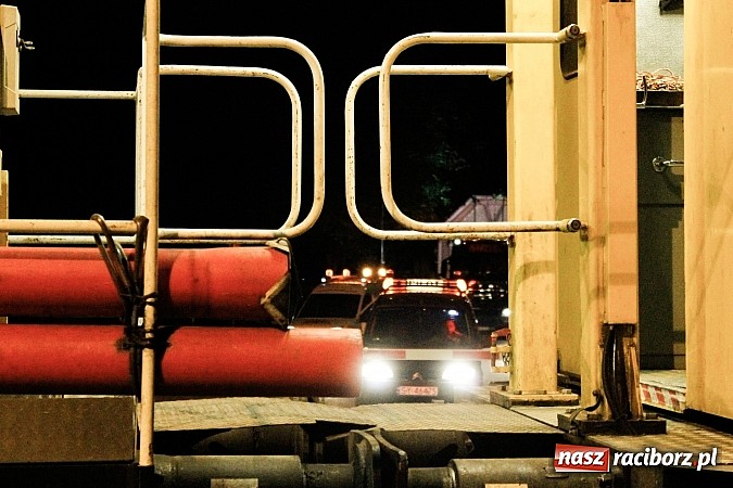 Zdjęcie w galerii na portalu naszraciborz.pl: Potężny transport wielkogabarytowy z Rafako. PKP musiały podnieść przewody trakcyjne wiadomości z regionu