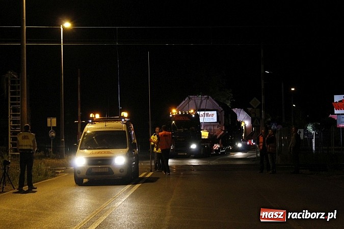 Zdjęcie w galerii na portalu naszraciborz.pl: Potężny transport wielkogabarytowy z Rafako. PKP musiały podnieść przewody trakcyjne wiadomości z regionu