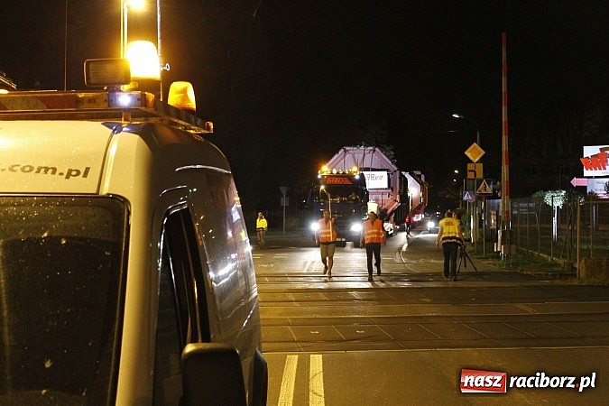 Zdjęcie w galerii na portalu naszraciborz.pl: Potężny transport wielkogabarytowy z Rafako. PKP musiały podnieść przewody trakcyjne wiadomości z regionu