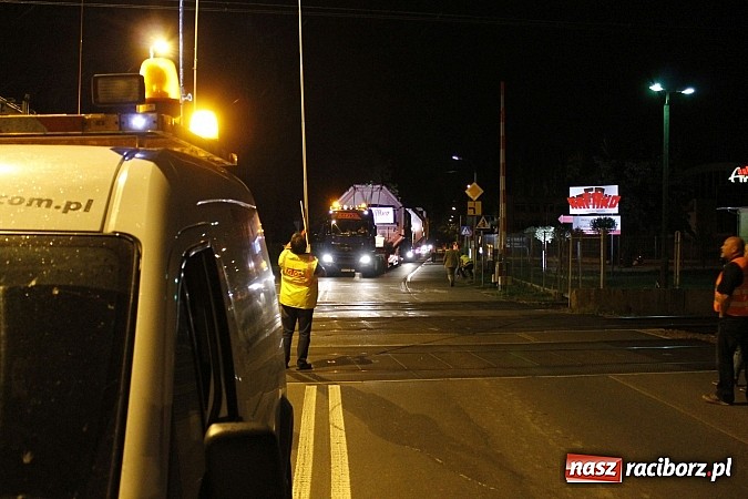 Zdjęcie w galerii na portalu naszraciborz.pl: Potężny transport wielkogabarytowy z Rafako. PKP musiały podnieść przewody trakcyjne wiadomości z regionu