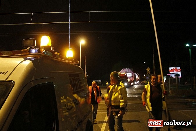 Zdjęcie w galerii na portalu naszraciborz.pl: Potężny transport wielkogabarytowy z Rafako. PKP musiały podnieść przewody trakcyjne wiadomości z regionu