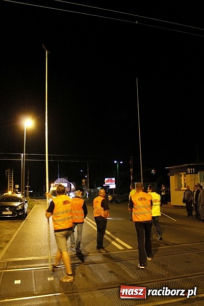 Zdjęcie w galerii na portalu naszraciborz.pl: Potężny transport wielkogabarytowy z Rafako. PKP musiały podnieść przewody trakcyjne wiadomości z regionu