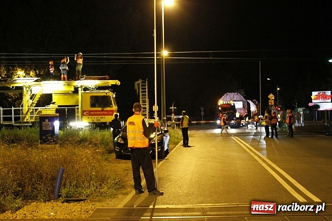 Zdjęcie w galerii na portalu naszraciborz.pl: Potężny transport wielkogabarytowy z Rafako. PKP musiały podnieść przewody trakcyjne wiadomości z regionu