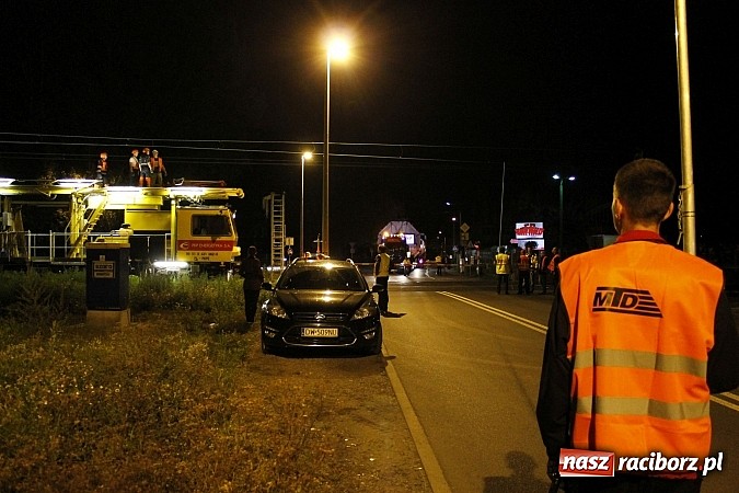 Zdjęcie w galerii na portalu naszraciborz.pl: Potężny transport wielkogabarytowy z Rafako. PKP musiały podnieść przewody trakcyjne wiadomości z regionu