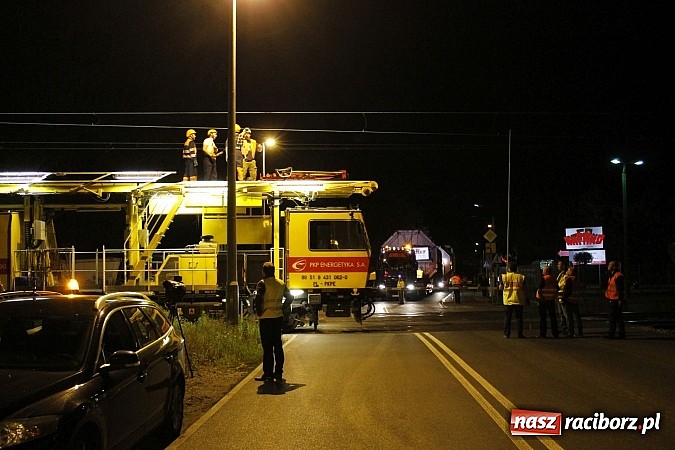 Zdjęcie w galerii na portalu naszraciborz.pl: Potężny transport wielkogabarytowy z Rafako. PKP musiały podnieść przewody trakcyjne wiadomości z regionu