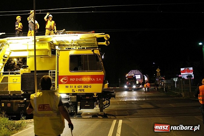 Zdjęcie w galerii na portalu naszraciborz.pl: Potężny transport wielkogabarytowy z Rafako. PKP musiały podnieść przewody trakcyjne wiadomości z regionu