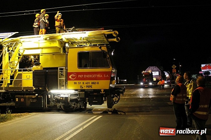 Zdjęcie w galerii na portalu naszraciborz.pl: Potężny transport wielkogabarytowy z Rafako. PKP musiały podnieść przewody trakcyjne wiadomości z regionu