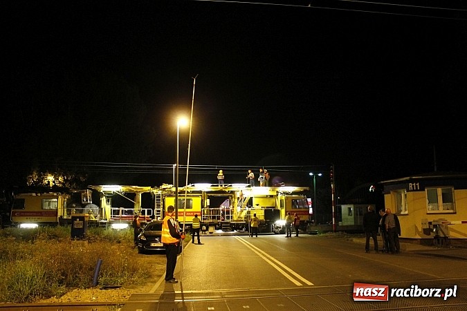 Zdjęcie w galerii na portalu naszraciborz.pl: Potężny transport wielkogabarytowy z Rafako. PKP musiały podnieść przewody trakcyjne wiadomości z regionu