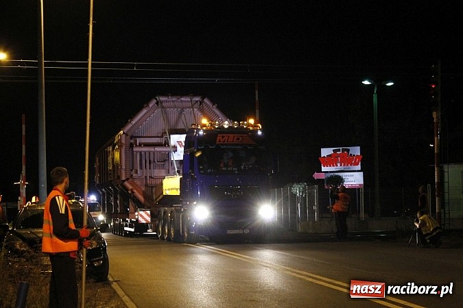 Zdjęcie w galerii na portalu naszraciborz.pl: Potężny transport wielkogabarytowy z Rafako. PKP musiały podnieść przewody trakcyjne wiadomości z regionu