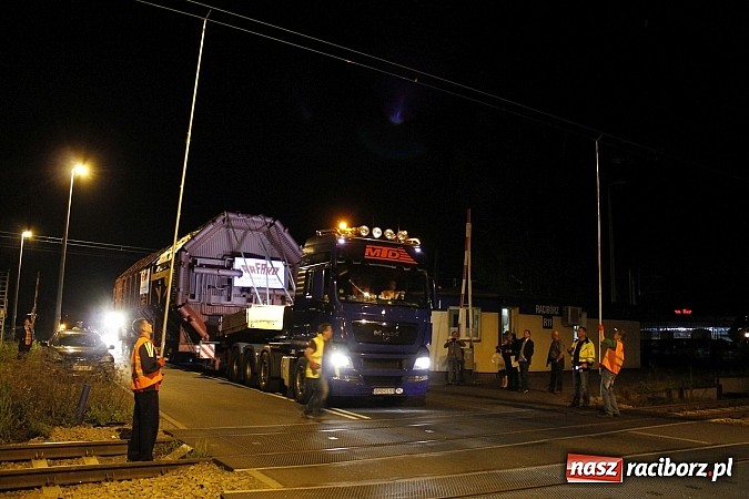 Zdjęcie w galerii na portalu naszraciborz.pl: Potężny transport wielkogabarytowy z Rafako. PKP musiały podnieść przewody trakcyjne wiadomości z regionu
