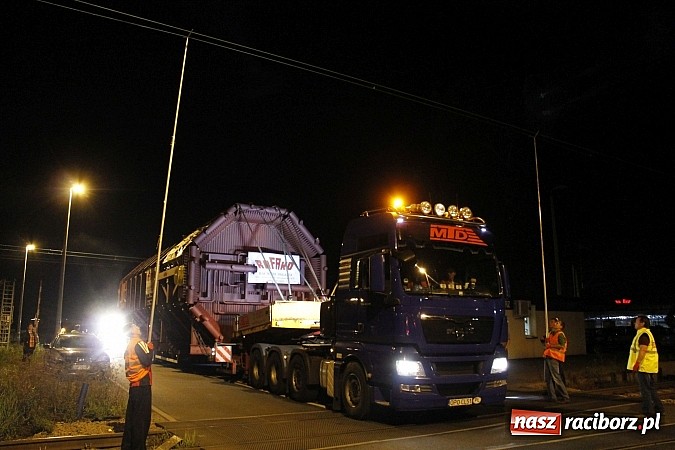 Zdjęcie w galerii na portalu naszraciborz.pl: Potężny transport wielkogabarytowy z Rafako. PKP musiały podnieść przewody trakcyjne wiadomości z regionu
