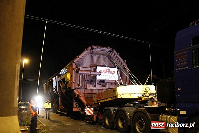 Zdjęcie w galerii na portalu naszraciborz.pl: Potężny transport wielkogabarytowy z Rafako. PKP musiały podnieść przewody trakcyjne wiadomości z regionu