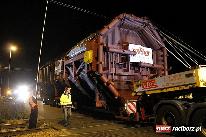 Zdjęcie w galerii na portalu naszraciborz.pl: Potężny transport wielkogabarytowy z Rafako. PKP musiały podnieść przewody trakcyjne wiadomości z regionu