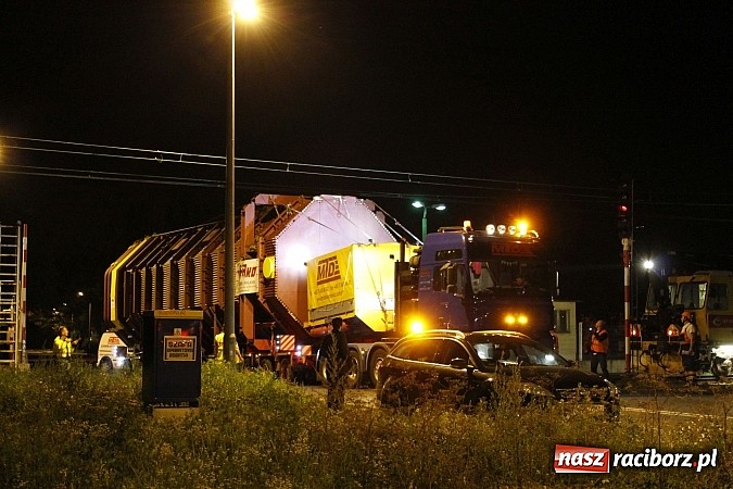 Zdjęcie w galerii na portalu naszraciborz.pl: Potężny transport wielkogabarytowy z Rafako. PKP musiały podnieść przewody trakcyjne wiadomości z regionu