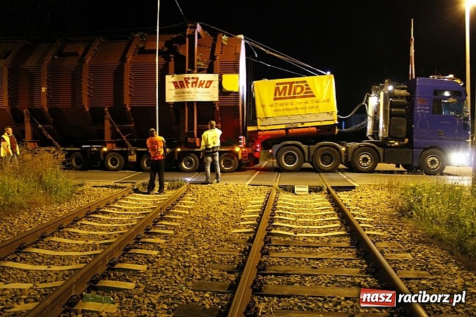 Zdjęcie w galerii na portalu naszraciborz.pl: Potężny transport wielkogabarytowy z Rafako. PKP musiały podnieść przewody trakcyjne wiadomości z regionu