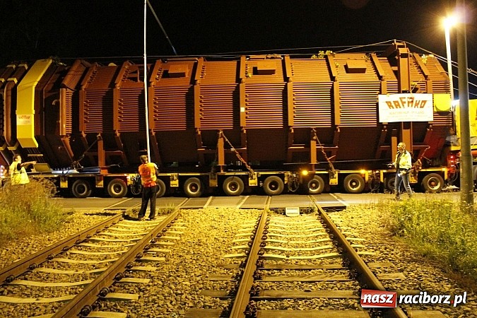 Zdjęcie w galerii na portalu naszraciborz.pl: Potężny transport wielkogabarytowy z Rafako. PKP musiały podnieść przewody trakcyjne wiadomości z regionu