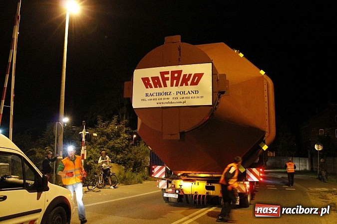 Zdjęcie w galerii na portalu naszraciborz.pl: Potężny transport wielkogabarytowy z Rafako. PKP musiały podnieść przewody trakcyjne wiadomości z regionu