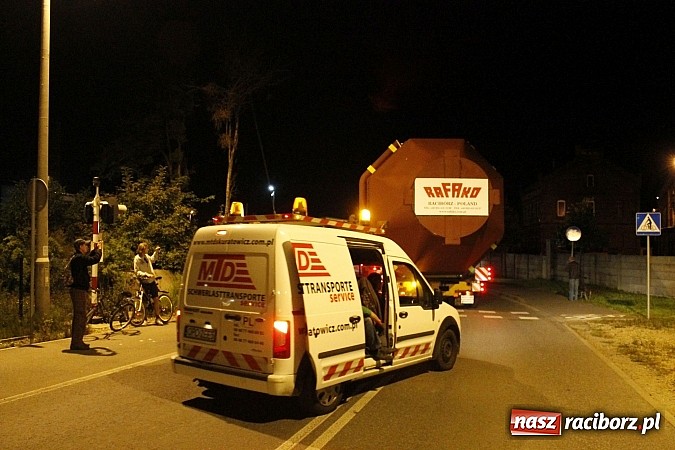 Zdjęcie w galerii na portalu naszraciborz.pl: Potężny transport wielkogabarytowy z Rafako. PKP musiały podnieść przewody trakcyjne wiadomości z regionu