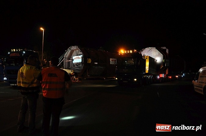 Zdjęcie w galerii na portalu naszraciborz.pl: Potężny transport wielkogabarytowy z Rafako. PKP musiały podnieść przewody trakcyjne wiadomości z regionu