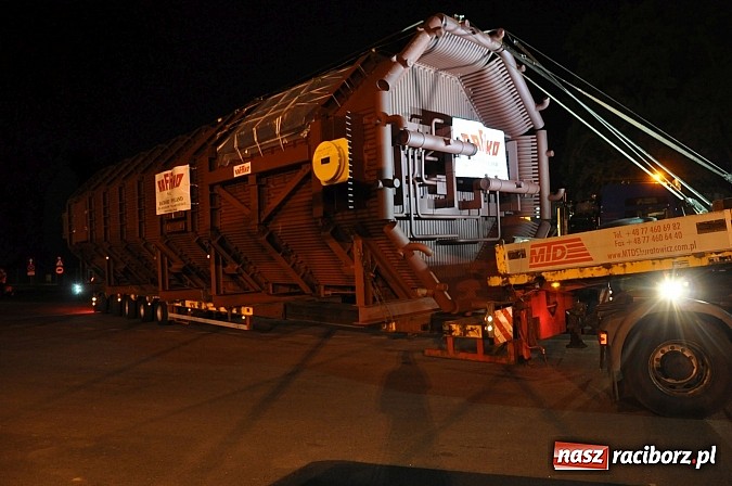 Zdjęcie w galerii na portalu naszraciborz.pl: Potężny transport wielkogabarytowy z Rafako. PKP musiały podnieść przewody trakcyjne wiadomości z regionu