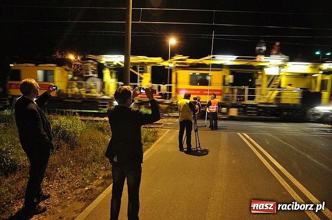 Zdjęcie w galerii na portalu naszraciborz.pl: Potężny transport wielkogabarytowy z Rafako. PKP musiały podnieść przewody trakcyjne wiadomości z regionu