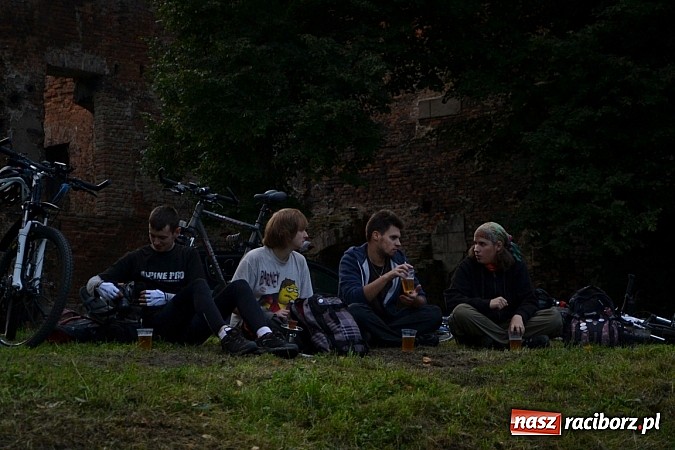 Zdjęcie w galerii na portalu naszraciborz.pl: Tabu rozgrzało wczoraj młodzież w Tworkowie wiadomości z regionu