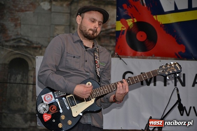 Zdjęcie w galerii na portalu naszraciborz.pl: Tabu rozgrzało wczoraj młodzież w Tworkowie wiadomości z regionu