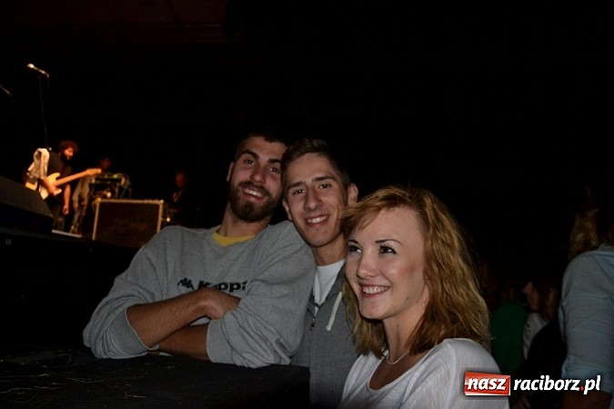 Zdjęcie w galerii na portalu naszraciborz.pl: Tabu rozgrzało wczoraj młodzież w Tworkowie wiadomości z regionu