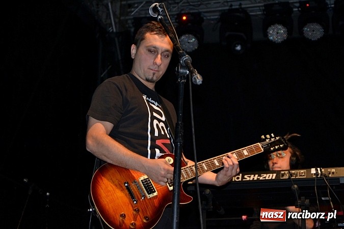 Zdjęcie w galerii na portalu naszraciborz.pl: Tabu rozgrzało wczoraj młodzież w Tworkowie wiadomości z regionu