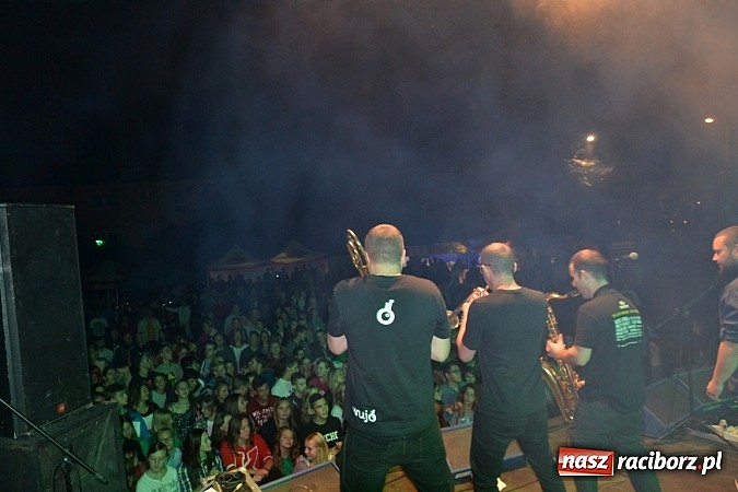 Zdjęcie w galerii na portalu naszraciborz.pl: Tabu rozgrzało wczoraj młodzież w Tworkowie wiadomości z regionu