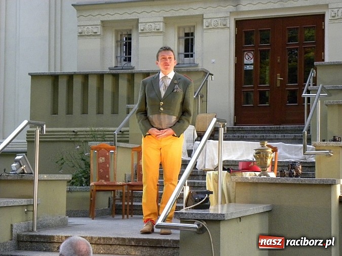 Zdjęcie w galerii na portalu naszraciborz.pl: Z czego się śmiejecie? Z samych siebie się śmiejecie - Rewizor Gogola w książnicy wiadomości z regionu