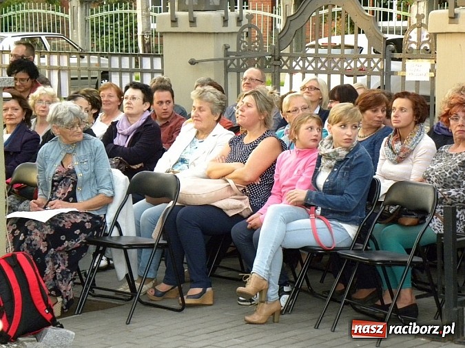 Zdjęcie w galerii na portalu naszraciborz.pl: Z czego się śmiejecie? Z samych siebie się śmiejecie - Rewizor Gogola w książnicy wiadomości z regionu