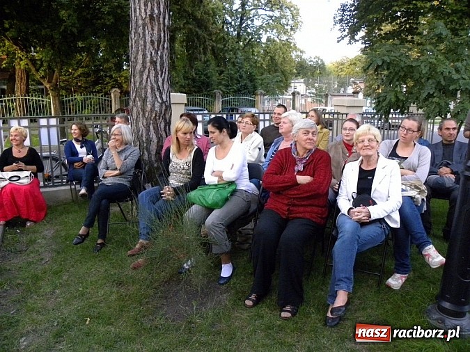 Zdjęcie w galerii na portalu naszraciborz.pl: Z czego się śmiejecie? Z samych siebie się śmiejecie - Rewizor Gogola w książnicy wiadomości z regionu