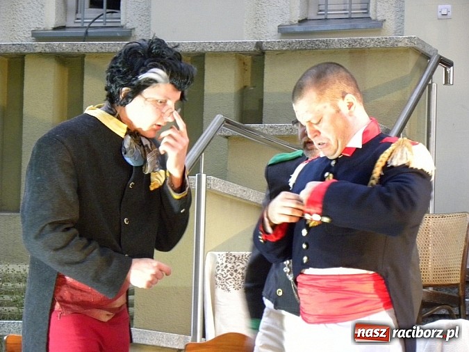 Zdjęcie w galerii na portalu naszraciborz.pl: Z czego się śmiejecie? Z samych siebie się śmiejecie - Rewizor Gogola w książnicy wiadomości z regionu