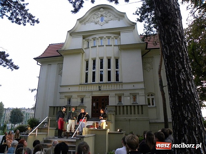 Zdjęcie w galerii na portalu naszraciborz.pl: Z czego się śmiejecie? Z samych siebie się śmiejecie - Rewizor Gogola w książnicy wiadomości z regionu