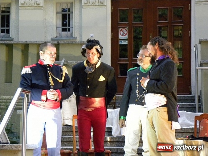 Zdjęcie w galerii na portalu naszraciborz.pl: Z czego się śmiejecie? Z samych siebie się śmiejecie - Rewizor Gogola w książnicy wiadomości z regionu