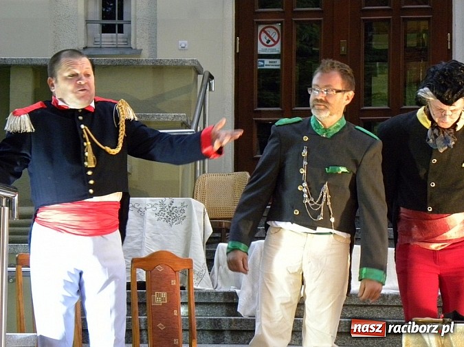Zdjęcie w galerii na portalu naszraciborz.pl: Z czego się śmiejecie? Z samych siebie się śmiejecie - Rewizor Gogola w książnicy wiadomości z regionu