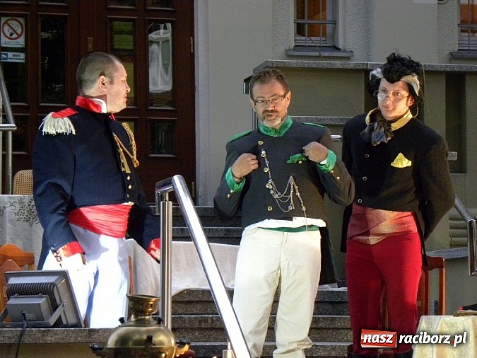 Zdjęcie w galerii na portalu naszraciborz.pl: Z czego się śmiejecie? Z samych siebie się śmiejecie - Rewizor Gogola w książnicy wiadomości z regionu