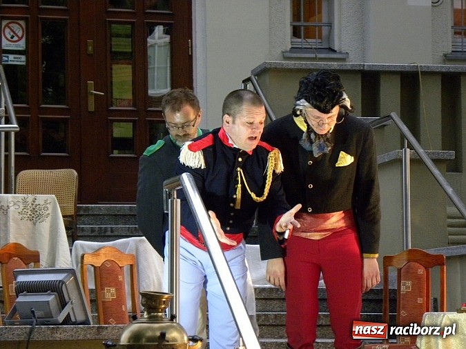 Zdjęcie w galerii na portalu naszraciborz.pl: Z czego się śmiejecie? Z samych siebie się śmiejecie - Rewizor Gogola w książnicy wiadomości z regionu