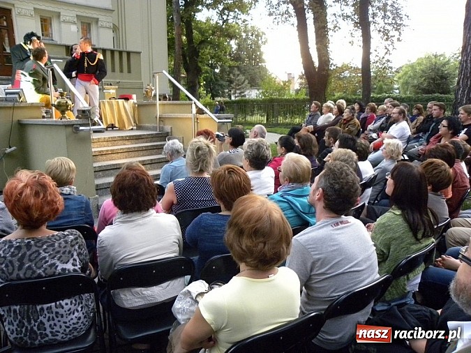 Zdjęcie w galerii na portalu naszraciborz.pl: Z czego się śmiejecie? Z samych siebie się śmiejecie - Rewizor Gogola w książnicy wiadomości z regionu