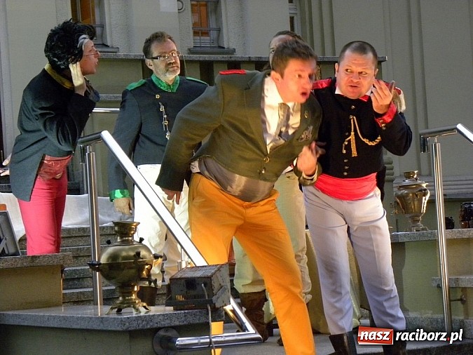 Zdjęcie w galerii na portalu naszraciborz.pl: Z czego się śmiejecie? Z samych siebie się śmiejecie - Rewizor Gogola w książnicy wiadomości z regionu