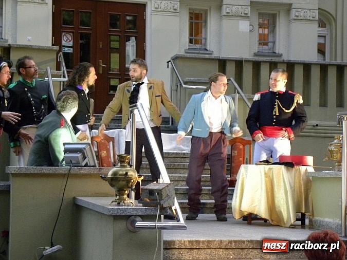 Zdjęcie w galerii na portalu naszraciborz.pl: Z czego się śmiejecie? Z samych siebie się śmiejecie - Rewizor Gogola w książnicy wiadomości z regionu