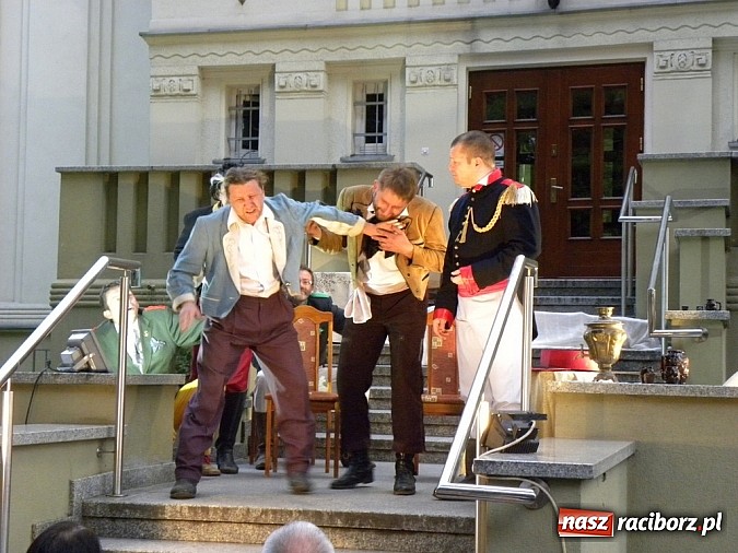 Zdjęcie w galerii na portalu naszraciborz.pl: Z czego się śmiejecie? Z samych siebie się śmiejecie - Rewizor Gogola w książnicy wiadomości z regionu